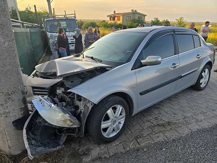 Direğe Çarpan Otomobilde 2 Yaralı 1 ELEKTRIK DIREGINE CARPAN OTOMOBILDE 2 K 1