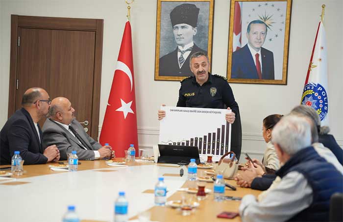 Gazeteciler Derneği’nden Emniyet Müdürü Turanlı’ya ziyaret 1 Gazeteciler Derneginden Emniyet Muduru Turanliya ziyaret1