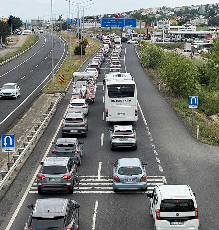 İstanbul-Tekirdağ kara yolunda trafik yoğunluğu 1 ISTANBUL TEKIRDAG KARA YOLUNDA TRAFIK Y 2