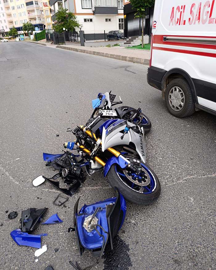 Çorlu’da Otomobil ile Motosiklet Çarpıştı 1 OTOMOBIL ILE CARPISAN MOTOSIKLETIN SUR 2