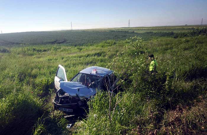 Marmaraereğlisi’nde iki otomobil çarpıştı 1 OTOMOBILLER CARPISTI 2 YARALI 1