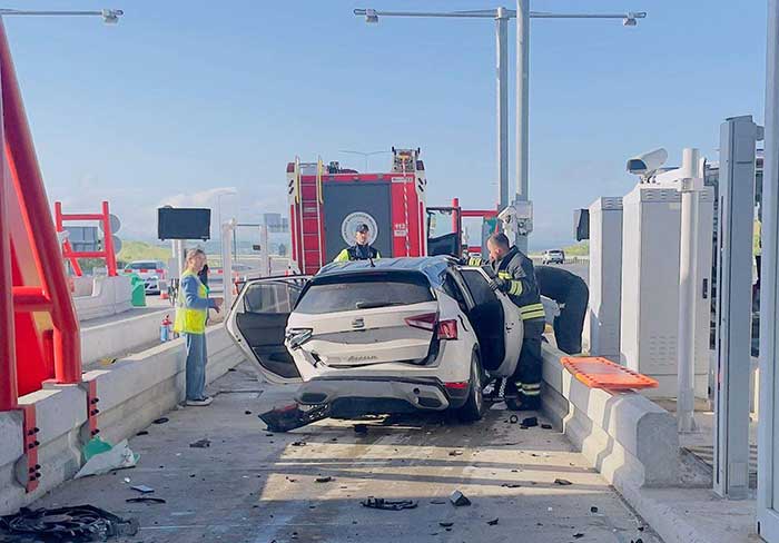 Otoyol Gişelerinde Feci Kaza: 1 Ölü, 1 Yaralı 1 OTOYOL GISELERINE CARPAN OTOMOBILDEKI K 1