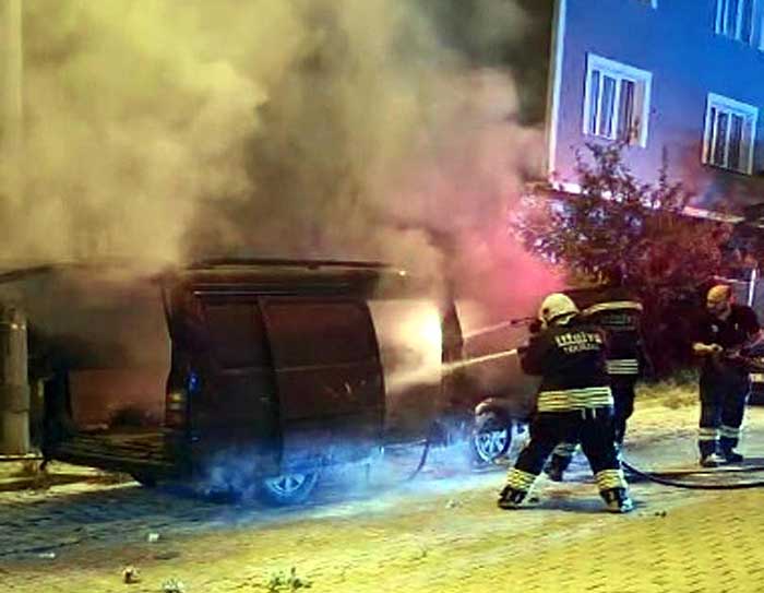 Park Halindeki Minibüs Alevlere Teslim Oldu 1 PARK HALINDEKI MINIBUS YANDI 1