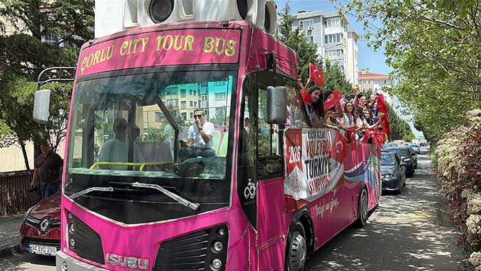 Çorlu’nun şampiyonları coşkuyla karşılandı 1 SAMPIYON OGRENCILERDEN USTU ACIK OTOBUSL 1