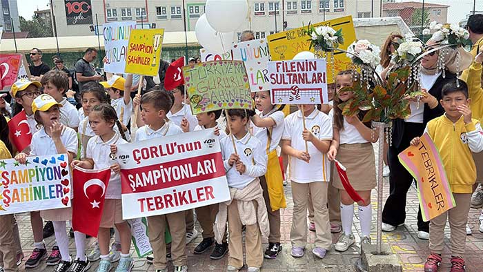 Çorlu’nun şampiyonları coşkuyla karşılandı 2 SAMPIYON OGRENCILERDEN USTU ACIK OTOBUSL 3