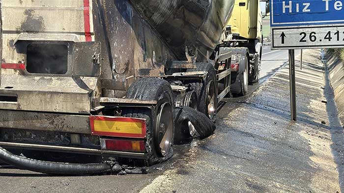 Tekirdağ’da beton yüklü kamyonda yangın 2 SEYIR HALINDE LASTIGI PATLAYAN BETON YU 1