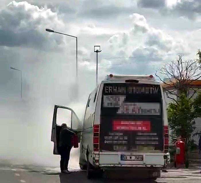 Çorlu’da yolcu minibüsünde yangın 1 SEYIR HALINDEKI YOLCU MINIBUSUNDE YANGI 2