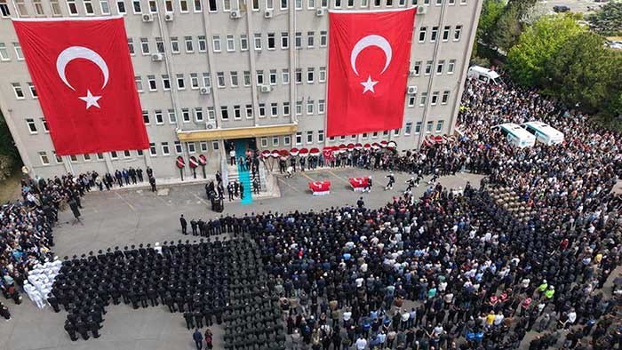 Çorlu şehitlerini gözyaşlarıyla uğurladı 5 TEKIRDAGDA SEHIT 2 POLIS MEMURU ICIN TO 38