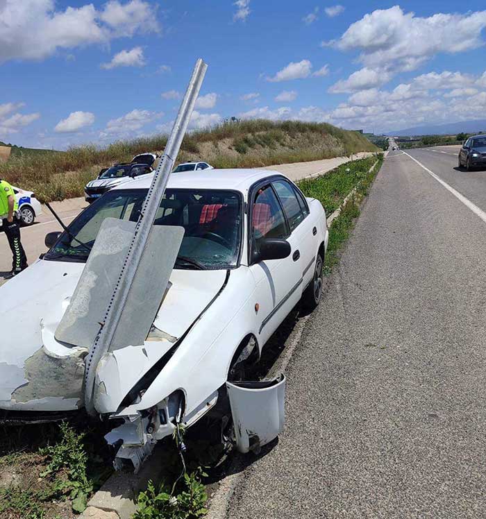 Malkara’da Otomobil Tabelaya Çarptı: 2 Yaralı 1 YON TABELASINA CARPAN OTOMOBILDE SURUCU 1