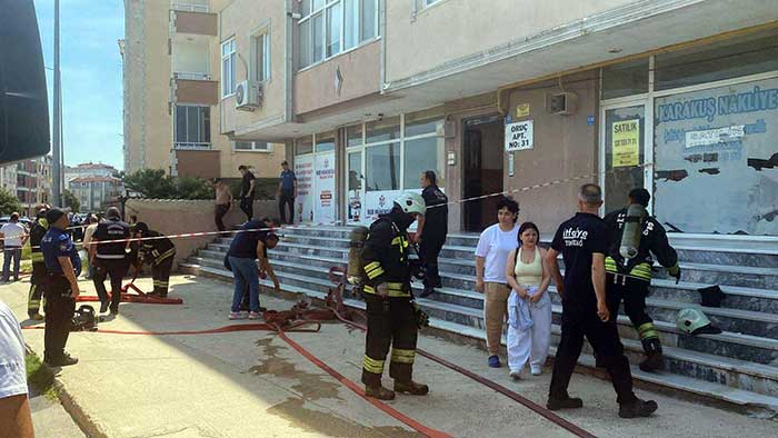 Dairede Çıkan Yangın Korkuttu 1 APARTMAN DAIRESINDEKI YANGIN BUYUMEDEN 2