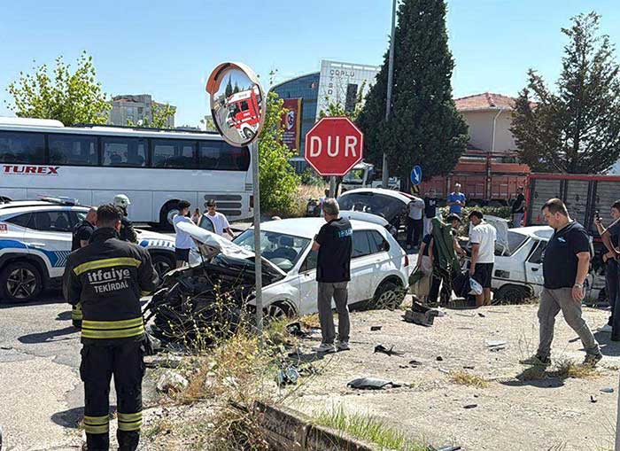 Otomobiller Kafa Kafaya Çarpıştı 1 CORLUDA IKI OTOMOBIL CARPISTI 2 YARAL 1