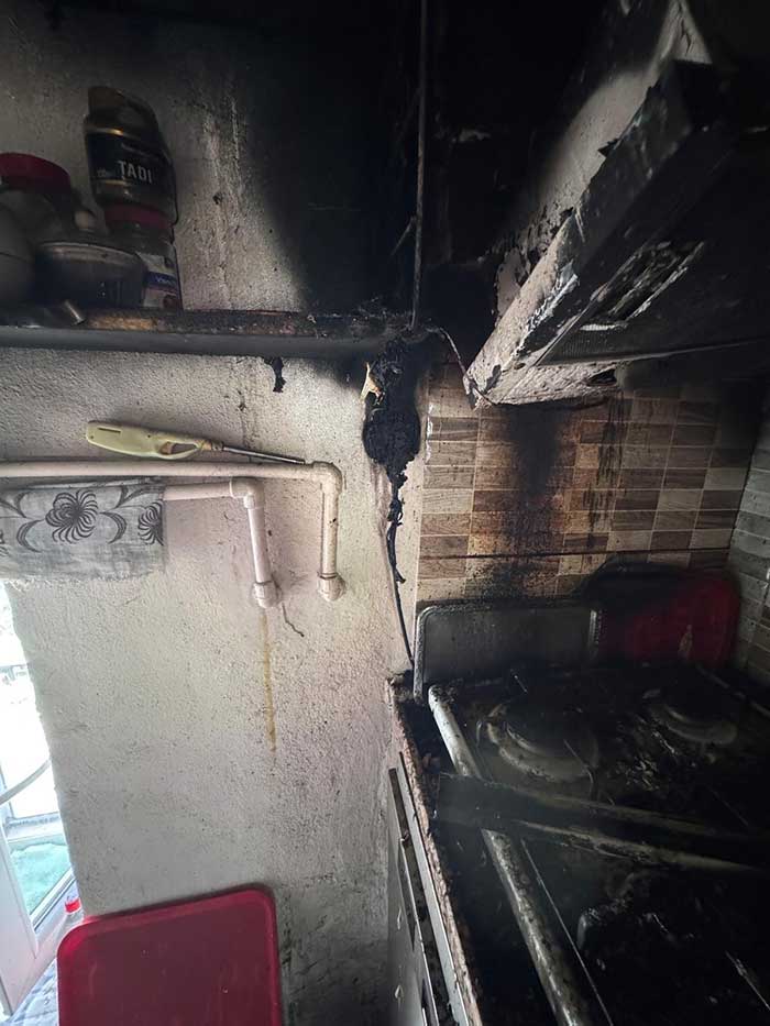 Kısa Devre Yangına Neden Oldu 1 ELEKTRIKLI OCAKTAN CIKAN YANGIN MUTFAK 1