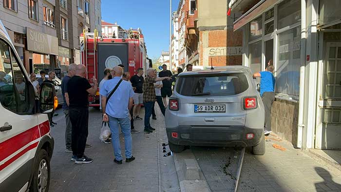 Kahvehaneye Giren Otomobilde Sürücü Yaralandı 1 Kahvehaneye Giren Otomobilde Surucu Yaralandi