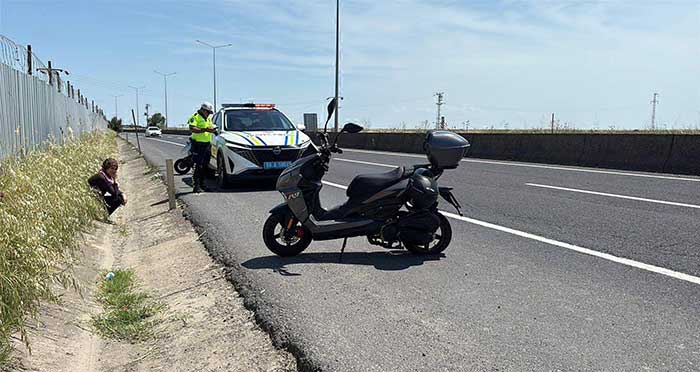 Lastiği Patlayan Motosiklet Savruldu 1 LASTIGI PATLAYIP SAVRULAN MOTOSIKLETTEN 1