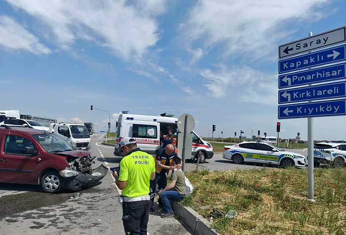 Saray’da İki Araç Çarpıştı: 3 Yaralı 1 SARAYDA OTOMOBIL ILE HAFIF TICARI ARAC 2