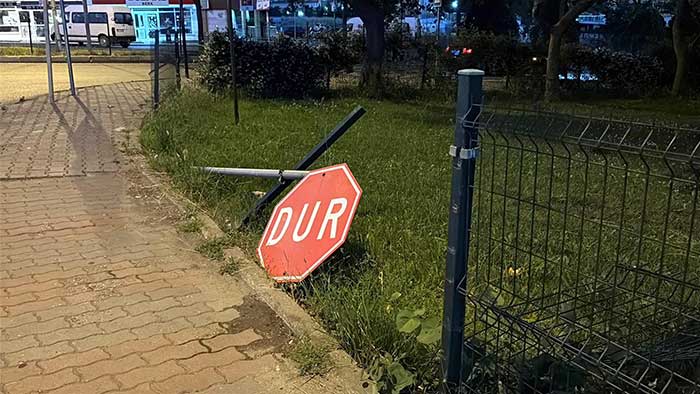 Kontrolden Çıkan Araç Dehşet Saçtı 1 SURUCUSUNUN KONTROLUNU KAYBETTIGI OTOMO 2