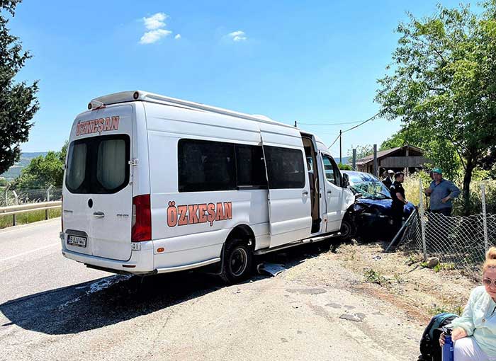 Malkara’da Minibüs ile Araç Çarpıştı: 2 Yaralı 1 YOLCU MINIBUSU ILE HAFIF TICARI ARAC CA 1