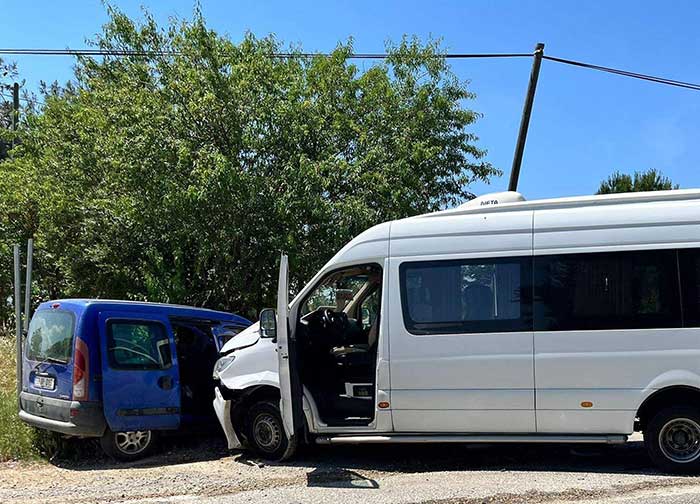 -YOLCU-MINIBUSU-ILE-HAFIF-TICARI-ARAC-CA_2